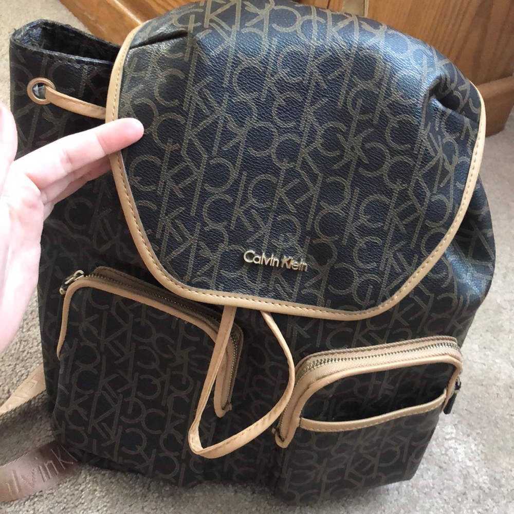 Selling this super cute Calvin Klein bag